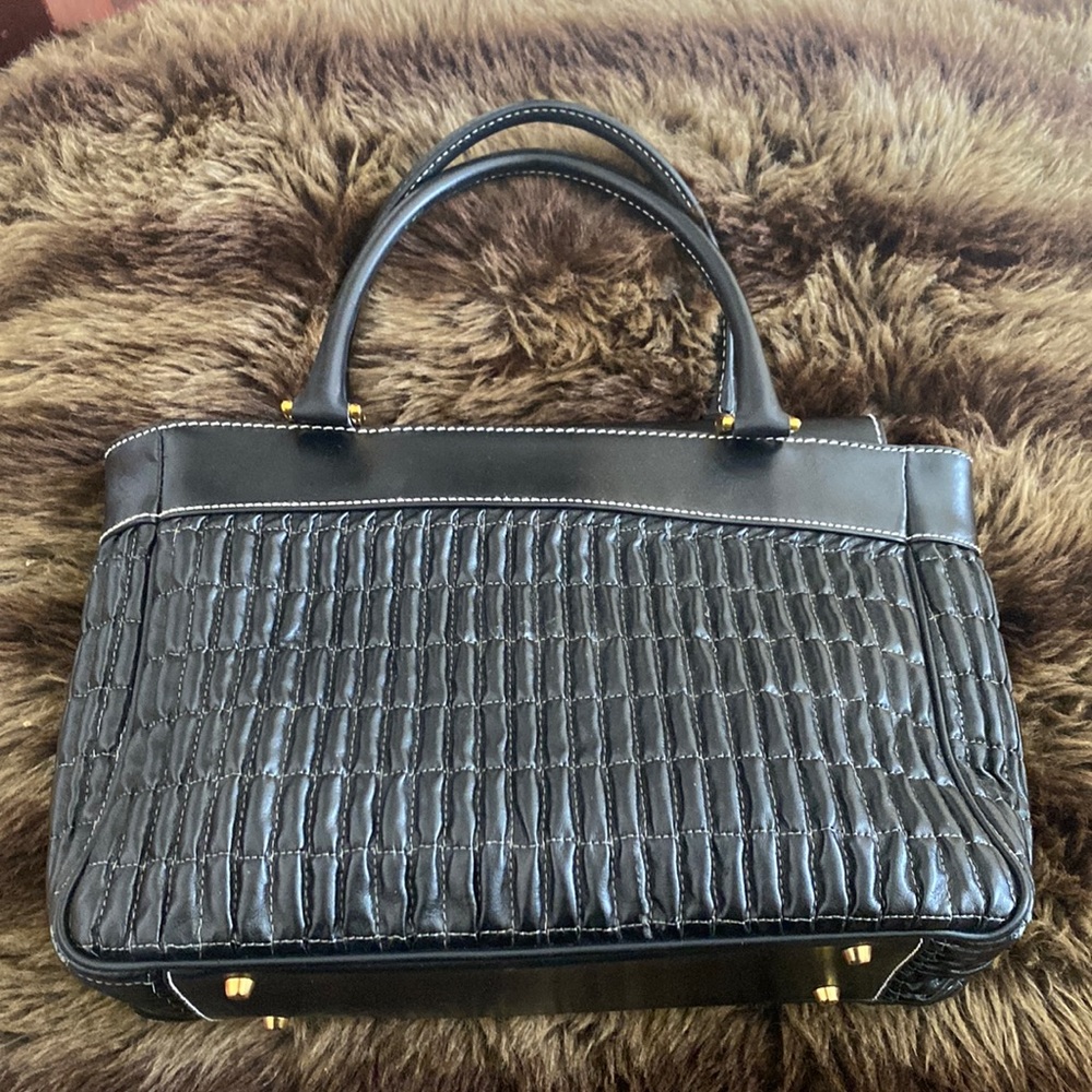 Castellated black purse
